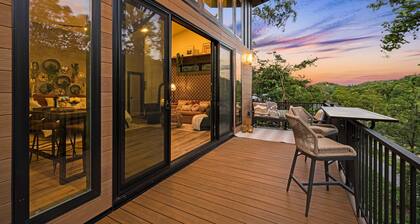 StayInOurSpace- Romantic getaway with views, walk to downtown, Hot tub, fire pit