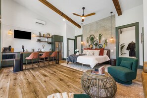 1 bedroom, free WiFi, bed sheets - StayInOurSpace- Romantic getaway with views, walk to downtown, Hot tub, fire pit (Chimney Rock)