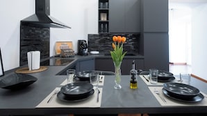Una cocina moderna con comedor listo para dos personas.