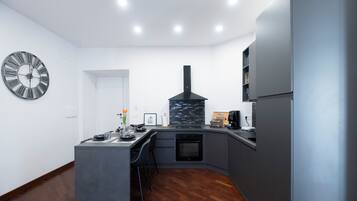 Suíte família, sacada, vista para a cidade | Cozinha privada | Máquina de café expresso, chaleira elétrica, produtos de limpeza