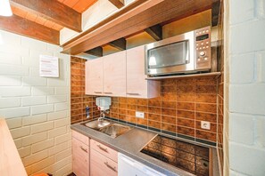 Kühlschrank, Mikrowelle, Herdplatte, Wasserkocher mit Kaffee-/Teezubehör