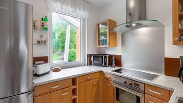 Fridge, oven, stovetop, dishwasher