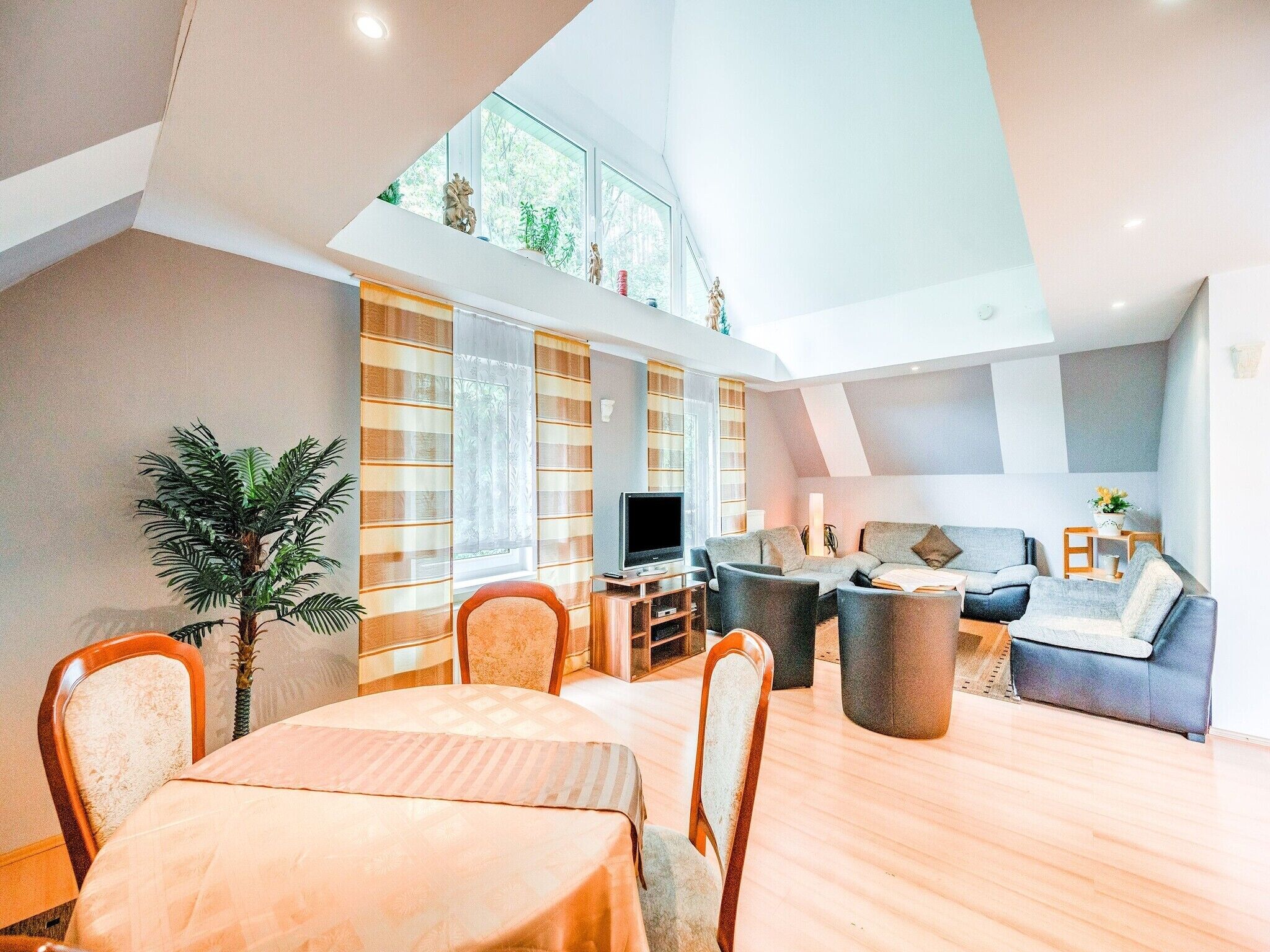 Fernseher, DVD-Player, Tischfußball