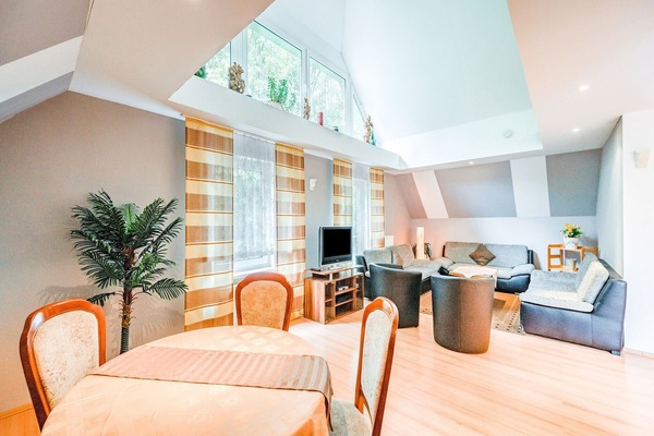 Fernseher, DVD-Player, Tischfußball