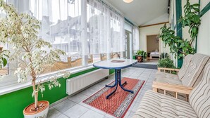 A cozy living room with a sofa, a small table, and a potted plant. - Madfeld Apartment Retreat (Brilon-Wald)