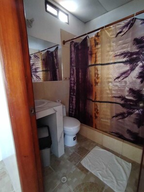 Shower, soap, shampoo, toilet paper - HOSTAL LOS CACTUS  (Puerto Villamil)