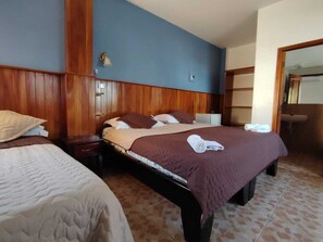 Desk, laptop workspace, free WiFi - HOSTAL LOS CACTUS  (Puerto Villamil)