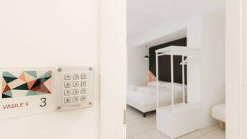 Une chambre dotée d’un lit à baldaquin, d’une serrure à clavier et d’une porte ornée de motifs géométriques.