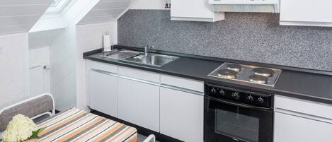 KĂŒhlschrank, Mikrowelle, Ofen, Herdplatte