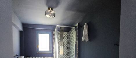 Douche, sèche-cheveux, serviettes fournies, savon