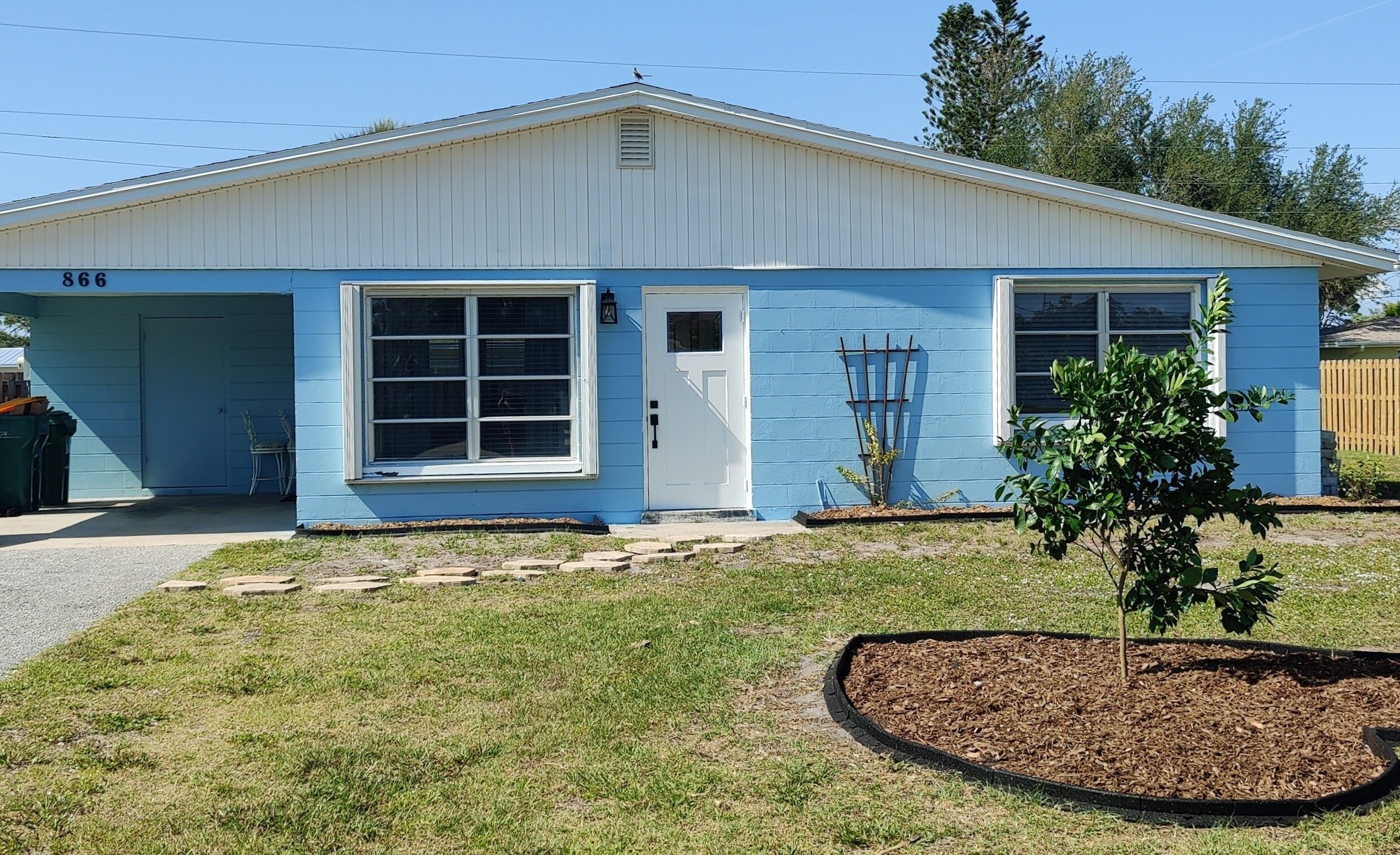 2/1 Remodeled Home - 2.5 miles to beach