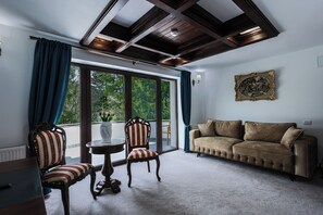 King Apartment | Egyptian cotton sheets, premium bedding, individually decorated - Villa Tom (Sinaia)