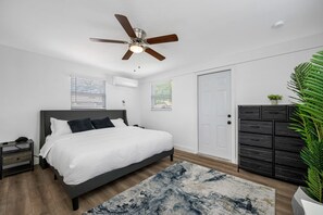 Studio (4 Bedrooms) | 4 slaapkamers, een laptopwerkplek, een strijkplank/strijkijzer