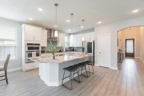 NEWLY furnished 4bdr/3bath home!