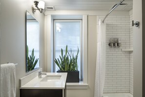 Double or Twin Room, 1 Double Bed | Bathroom | Eco-friendly toiletries, hair dryer, towels, soap - El Moore Lodge (Detroit)