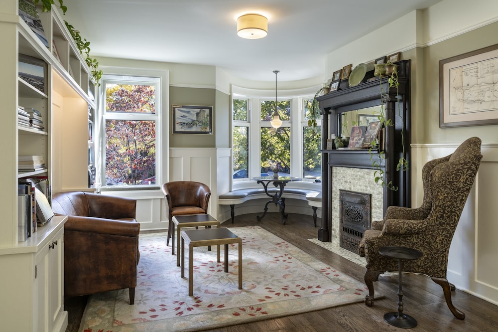 El Moore Lodge & Residences by null