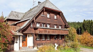 Il s’agit d’un bâtiment traditionnel en bois, doté d’un toit en pente, d’une entrée principale et d’un petit porche.