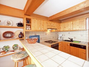 Frigorifero, forno, piano cottura, lavastoviglie