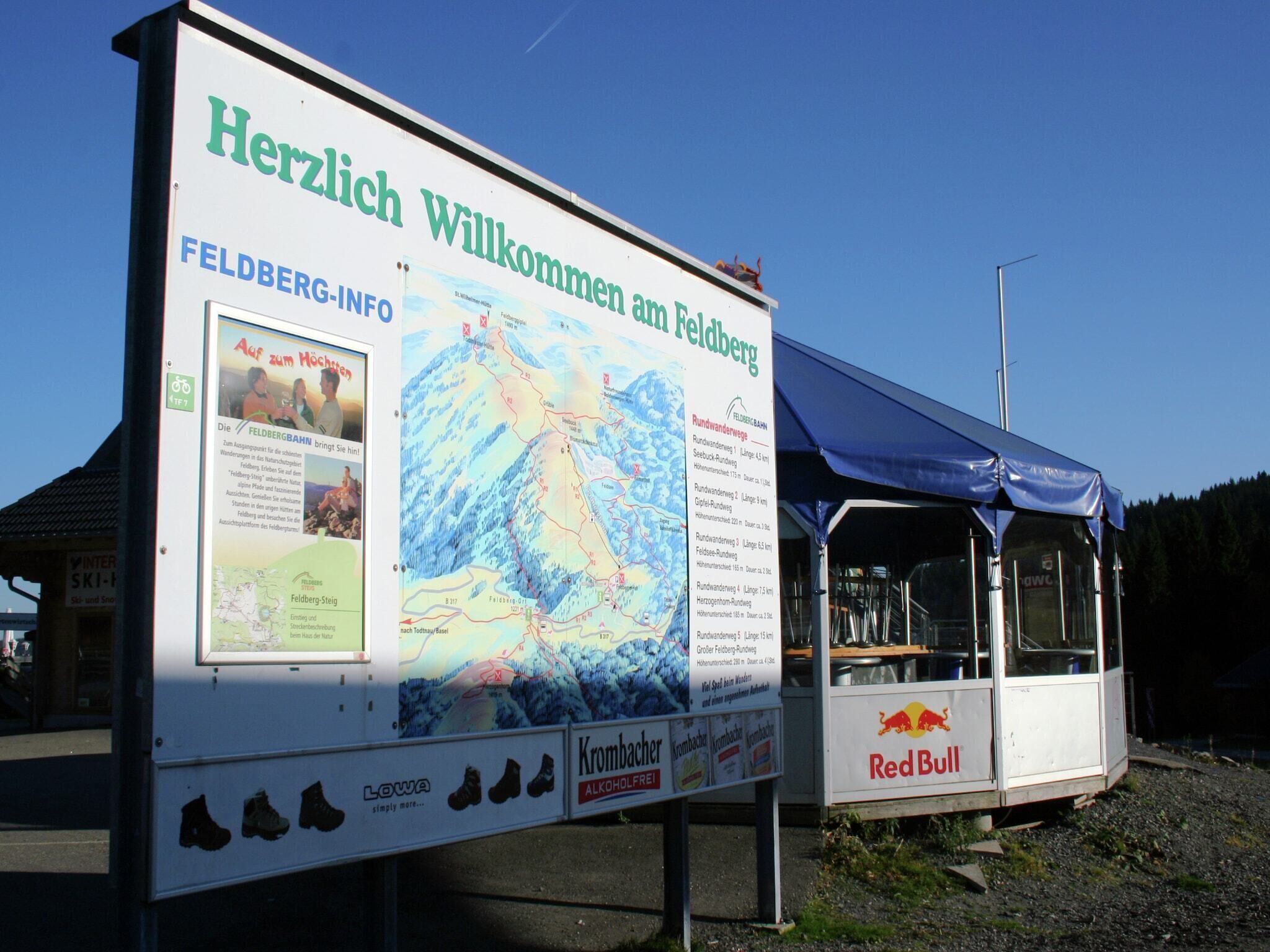 Willkommensschild für den Feldberg mit einer Karte und Wanderinformationen.