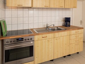 Fridge, oven, stovetop, coffee/tea maker