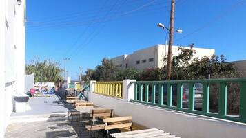 Hồ bơi ngoài trời phục vụ theo mùa