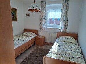 2 Schlafzimmer, Bügeleisen/Bügelbrett