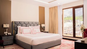 جناح رئاسي - عدة أسرّة | خزنة داخل الغرفة وتجهيزات عازلة للصوت ومكواة/لوح كي