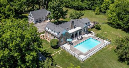 Tranquil Mountain Escape: Luxurious 2 Bedroom 2 Bath Cottage on 9 Acres