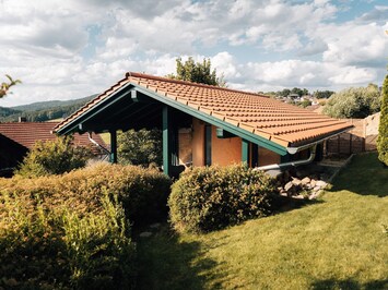 Außenseite Ferienhaus [Sommer]