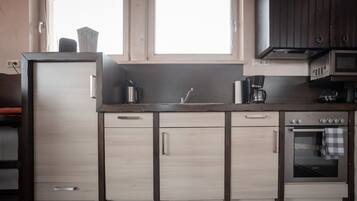 Kühlschrank, Mikrowelle, Ofen, Herdplatte