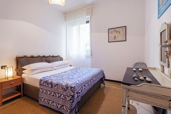 Departamento | Tabla de planchar con plancha y ropa de cama 