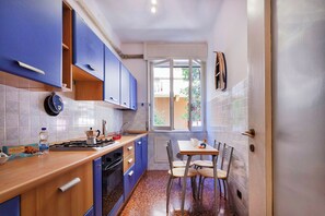 Departamento | Cocina privada | Refrigerador con congelador, horno y parrilla de estufa 