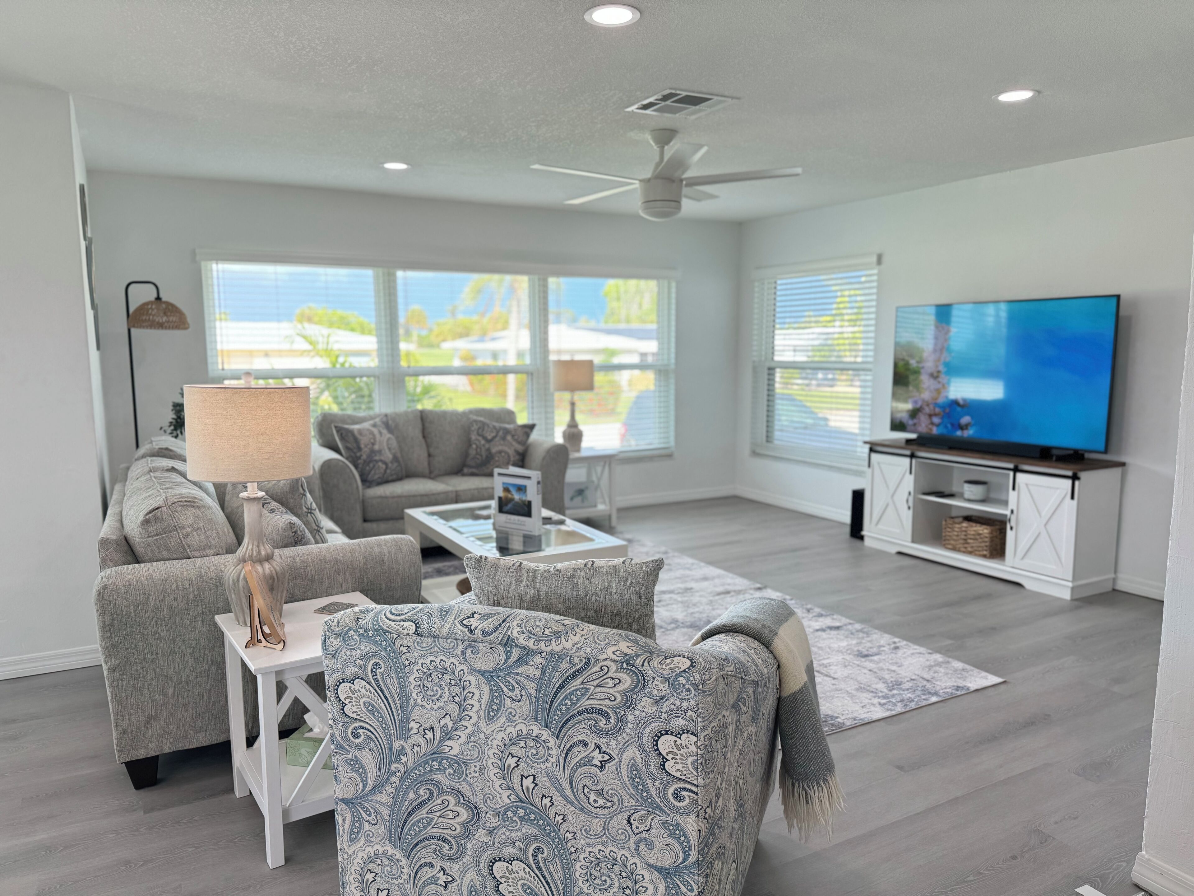 Smart-TV, peis, bøker og PC-skjermer