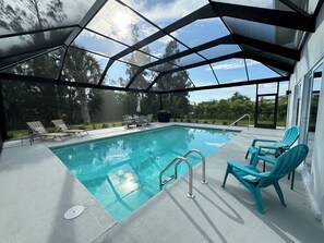 Utomhuspool och uppvärmd pool