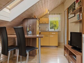 Kjøleskap, ovn, kokeplater og kaffetrakter/tekoker