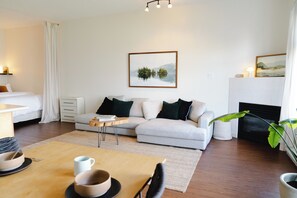 Una Smart TV, una chimenea