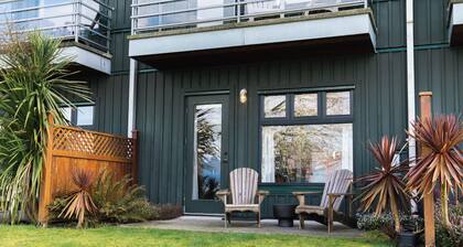 Goodview Suite - licensed waterfront studio with a fireplace and patio