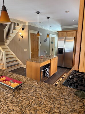 Kühlschrank, Mikrowelle, Wasserkocher mit Kaffee-/Teezubehör