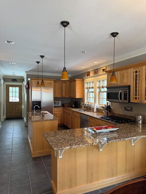 Kühlschrank, Mikrowelle, Wasserkocher mit Kaffee-/Teezubehör