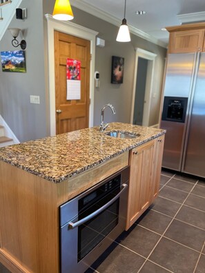 Kjøleskap, mikrobølgeovn, kaffetrakter/tekoker og ismaskin