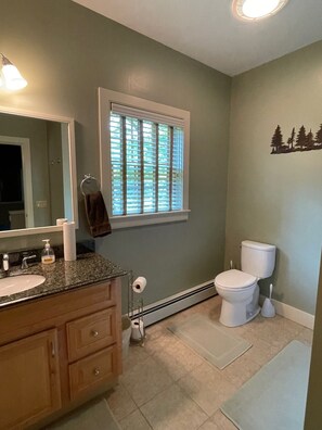 Dusj, hårføner og håndklær