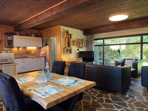 A cozy interior with a dining area, kitchen, and seating area with a view. - Großes Ferienhaus fuer 8 Personen, Manderscheid (Manderscheid)