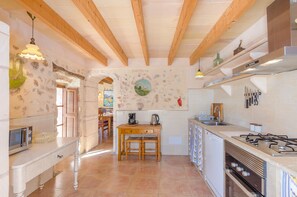 Kjøleskap, mikrobølgeovn, oppvaskmaskin og kaffetrakter/tekoker