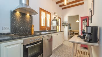 Een koelkast, een magnetron, een vaatwasser