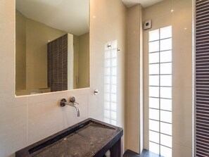 Douche, bidet, serviettes fournies