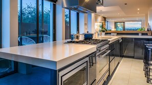 Kjøleskap, mikrobølgeovn, kokeplater og oppvaskmaskin