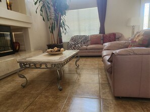 Smart-TV, Kamin, Bücher