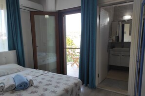 基本雙人房, 1 張標準雙人床, 花園景觀 | 迷你吧、書桌、筆電工作空間、床單