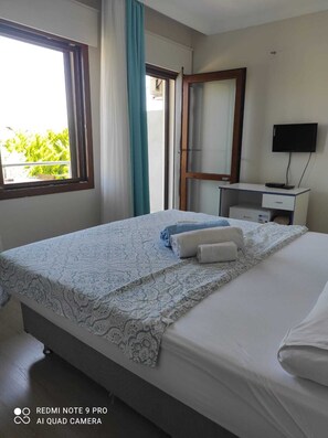 基本雙人房, 1 張標準雙人床, 花園景觀 | 迷你吧、書桌、筆電工作空間、床單