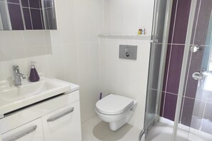 Basic Triple Room, 1 Double Bed with Sofa bed, Garden View - Otuz5 Otel (Cesme)